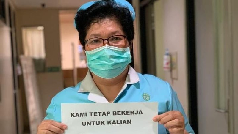 Para tenaga medis ramai-ramai mengingatkan publik untuk tetap di rumah, agar mereka bisa bekerja dan berjuang optimal melawan corona