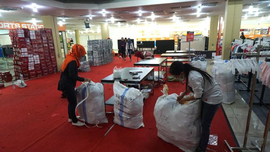 Karyawan Matahari Bazar Beres-Beres Menutup Tokonya di Blok M Mall (CNBC Indonesia/Muhammad Sabki)