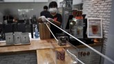 Hingga saat ini lebih dari 370 ribu orang di seluruh dunia terinfeksi corona. WHO pun sejak akhir Februari lalu telah menyatakan corona sebagai pandemi. (Lillian SUWANRUMPHA / AFP)