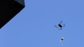 Namun bukan berarti hari ibu tidak dirayakan. Dengan mengirimkan bunga menggunakan drone, anak-anak muda masih bisa mengucapkan terima kasih pada orang tua sekaligus tetap menjaga keselamatan diri. (Photo by JOSEPH EID / AFP)