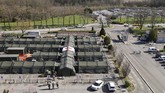 Salah satu upaya pemerintah Perancis dalam menangani corona ini adalah membangun rumah sakit kamp militer di Mulhouse. Wabah menyebabkan terjadi lonjakan jumlah pasien dalam satu waktu sehingga jumlah rumah sakit umum tak mencukupi. (AP Photo/Jean-Francois Badias)