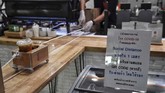 Sang pemilik kafe menyebut ide ini datang dari China. Ide social distancing (jaga jarak fisik) diyakini aman untuk mencegah penyebaran wabah. (Lillian SUWANRUMPHA / AFP)
