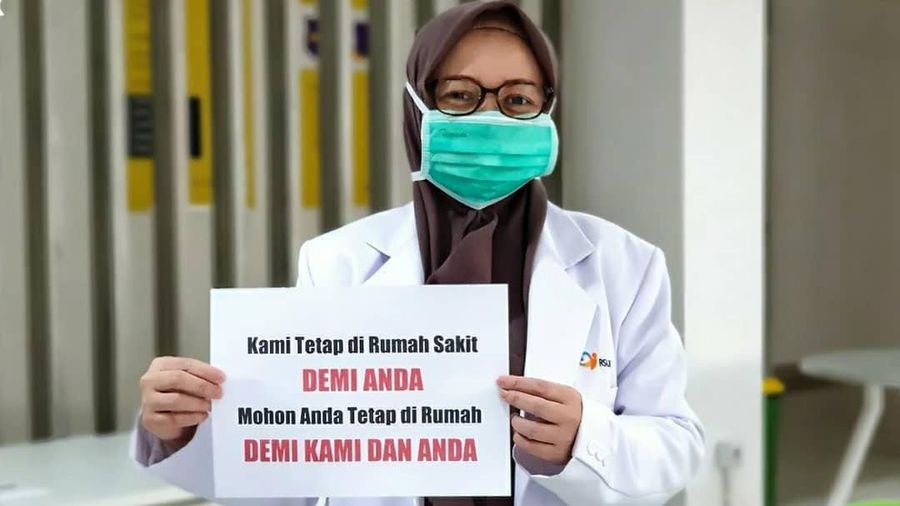 Para tenaga medis ramai-ramai mengingatkan publik untuk tetap di rumah, agar mereka bisa bekerja dan berjuang optimal melawan corona