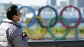 Komite Olimpiade Internasional (IOC) dan panitia penyelenggara Olimpiade Tokyo 2020 (TOGOC) awalnya bersikap tegas hendak menyelenggarakan pesta empat tahunan tepat waktu, namun belakangan kedua pihak tersebut melunak. (AP Photo/Eugene Hoshiko)