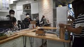 Para pelanggan mengapresiasi langkah-langkah yang dilakukan pemilik kafe. Mereka juga senang karena kafe menyediakan hand sanitizer untuk setiap orang. (Lillian SUWANRUMPHA / AFP)
