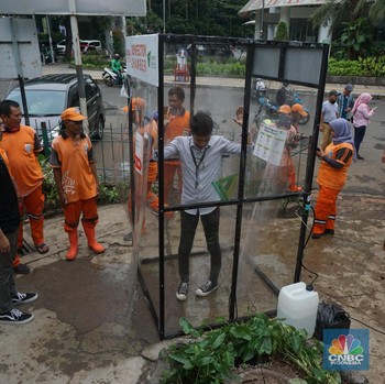 Penampakan Bilik Disinfektan Pencegah Covid-19 di Blok M