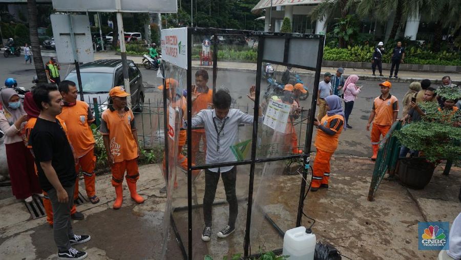 Bilik berbahan bingkai steel frame dan bahan dinding akrilik bening. Menggunakan cloud disinfectant sehingga tidak basah, dapat masuk ke seluruh bagian tubuh.