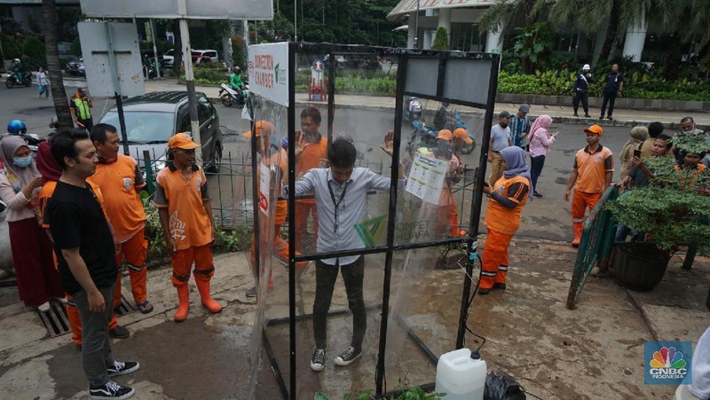Bilik berbahan bingkai steel frame dan bahan dinding akrilik bening. Menggunakan cloud disinfectant sehingga tidak basah, dapat masuk ke seluruh bagian tubuh.