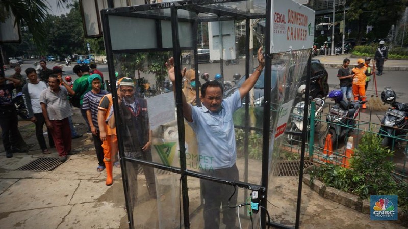 Bilik berbahan bingkai steel frame dan bahan dinding akrilik bening. Menggunakan cloud disinfectant sehingga tidak basah, dapat masuk ke seluruh bagian tubuh.