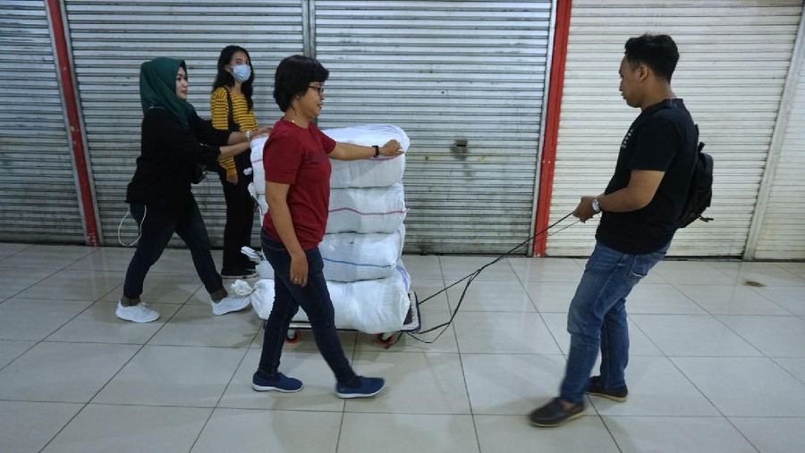 Karyawan mengangkat papan Bazar Matahari di Kawasan Mall Blok M, Jakarta, Selasa, 24/3. Patuhi social distancing, sejumlah tenant di mal Jakarta tutup sementara. sebagai salah satu upaya pencegahan penularan dan penyebaran virus corona tipe baru. Penutupan sementara berlangsung mulai Senin kemarin. Salah satu tenant Bazar Matahari ini mulai berkemas-kemas untuk menaruh barangnya di gudang. Pantauan CNBC Indonesia lokasi tenant yang berada di lantai 1 Mall Blok M ini tadinya menjajakan dagangannya seperti pakaian dan sepatu yang dijual secara diskon. Karyawan penjaga Bazar Matahari yang tidak mau disebutkan namanya