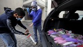 Di wilayah Haret Sakher dekat kota Jounieh, Libanon, anak-anak muda sedang bersiap mengantarkan bunga-bunga mawar pada hari ibu. (Photo by JOSEPH EID / AFP)