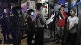 Lebih dari sepekan terakhir, warga diminta untuk tidak keluar sehingga aktivitas belajar, bekerja dan beribadah tetap dilakukan di dalam rumah. (ANTARA FOTO/Muhammad Adimaja)