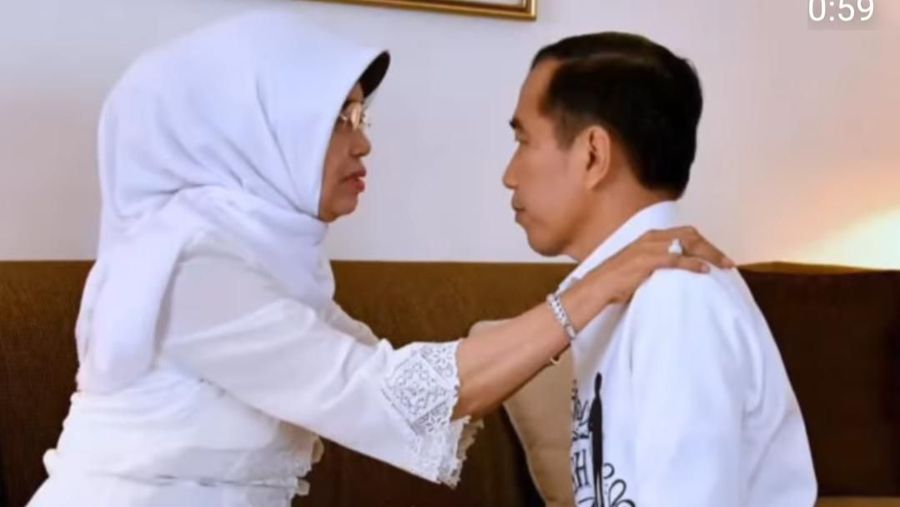 Hari ini, ibunda dari Presiden RI, Joko Widodo (Jokowi) meninggal. Perempuan bernama Sudjiatmi Notomihardjo ini dikabarkan wafat di Solo pukul 16.45 WIB