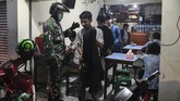 Warga diminta untuk tetap berada di rumah, bersikap tenang serta tidak panik, dan tak mengadakan kegiatan yang mengumpulkan orang dalam jumlah besar. (ANTARA FOTO/Muhammad Adimaja)