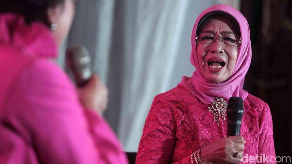 Momen Penuh Keakraban Presiden Jokowi Bersama Ibunda - Foto 3