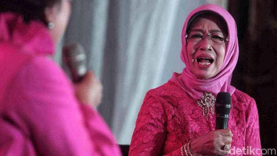 Tenaga Ahli Utama Kantor Staf Presiden Donny Gahral Adian mengonfirmasi pemakaman almarhumah akan dilakukan di Solo, Jawa Tengah.