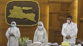 Gubernur Jawa Timur Khofifah Indar Parawansa (kiri) menyampaikan sambutan disela-sela acara pernikahan Yavuz Ozdemir dan Irra Chorina Octora di Gedung Negara Grahadi, Surabaya, Jawa Timur, Rabu (25/3). (ANTARA FOTO/Moch Asim).