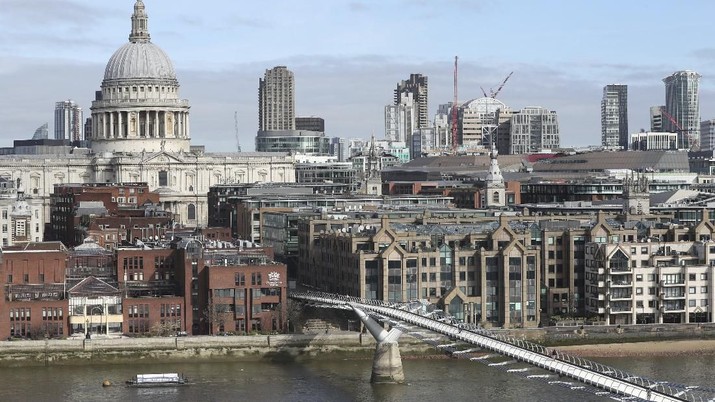 Millennium Bridge di London People cross the Millennium Bridge in London, Tuesday March 17, 2020. British authorities ramped up public health measures Monday, telling people who are in the groups considered most vulnerable to severe COVID-19 illness to stay at home for three months. For most people, the virus causes only mild or moderate symptoms, such as fever and cough. For some, especially older adults and people with existing health problems, it can cause more severe illness, including pneumonia. (Jonathan Brady/PA via AP)