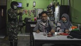 Para pelajar kemudian diminta untuk mematuhi larangan berkumpul (social distancing) di tengah maraknya penyebaran virus corona. (ANTARA FOTO/Muhammad Adimaja)