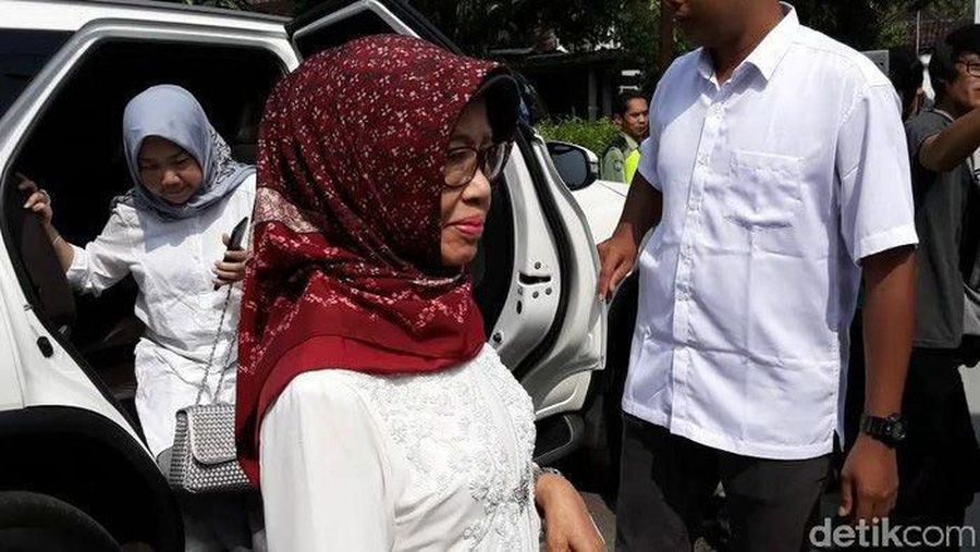 Hari ini, ibunda dari Presiden RI, Joko Widodo (Jokowi) meninggal. Perempuan bernama Sudjiatmi Notomihardjo ini dikabarkan wafat di Solo pukul 16.45 WIB