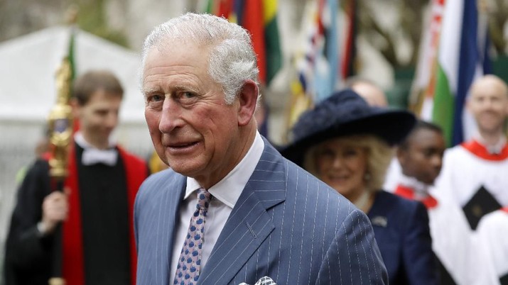 Pangeran Charles FILE - In this Monday, March 9, 2020 file photo, Britain's Prince Charles and Camilla the Duchess of Cornwall, in the background, leave after attending the annual Commonwealth Day service at Westminster Abbey in London, Monday, March 9, 2020. Prince Charles, the heir to the British throne, has tested positive for the new coronavirus. The prince’s Clarence House office reported on Wednesday, March 25, 2020 that the 71-year-old is showing mild symptoms of COVID-19 and is self-isolating at a royal estate in Scotland. For most people, the coronavirus causes mild or moderate symptoms, such as fever and cough that clear up in two to three weeks (AP Photo/Kirsty Wigglesworth, File)