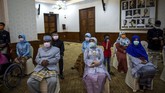 Tamu pernikahan Yavuz Ozdemir dan Irra Chorina Octora duduk berjauhan dengan mengenakan masker demi menghindari penularan wabah virus corona. (Juni Kriswanto / AFP).