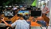 Petugas kepolisian melakukan razia ke sejumlah tempat yang berpotensi menjadi tempat kerumunan massa, termasuk salah satunya rental PlayStation (PS). (ANTARA FOTO/Fauzan)