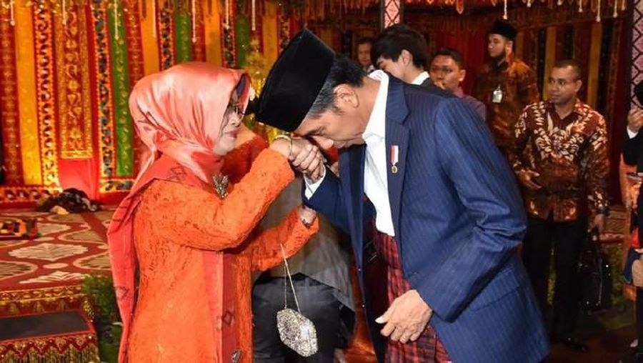 Menteri Sekretaris Negara Pratikno meminta seluruh elemen masyarakat mendoakan almarhumah ibunda Jokowi.
