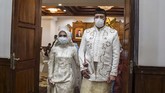 Yavuz Ozdemir dan Irra Chorina Octora menjalani pernikahan dengan mengenakan masker demi menghindari penularan wabah virus corona Rabu (25/3). (Juni Kriswanto / AFP).