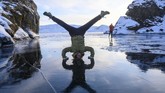 Suhu di danau beku Kleifarvatn, salah satu yang terdalam di negara Islandia, minus 6 derajat Celcius. (Halldor KOLBEINS / AFP)
