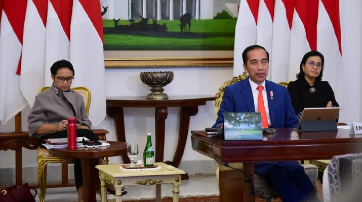 Presiden Joko Widodo (tengah) bersama Menteri Keuangan Sri Mulyani (kanan) dan Menlu Retno Marsudi (Biro Pers Sekretariat Presiden/Muchlis Jr) Presiden Joko Widodo (tengah) bersama Menteri Keuangan Sri Mulyani (kanan) dan Menlu Retno Marsudi (Biro Pers Sekretariat Presiden/Muchlis Jr)