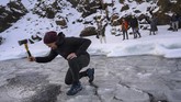 Jika Blue Lagoon tempat berendam mata air panas, maka di danau ini berendam dalam es menjadi daya tariknya. (Halldor KOLBEINS / AFP)