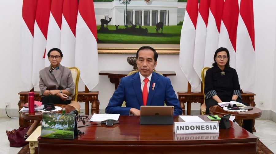 Presiden Joko Widodo (tengah) bersama Menteri Keuangan Sri Mulyani (kanan) dan Menlu Retno Marsudi (Biro Pers Sekretariat Presiden/Muchlis Jr)