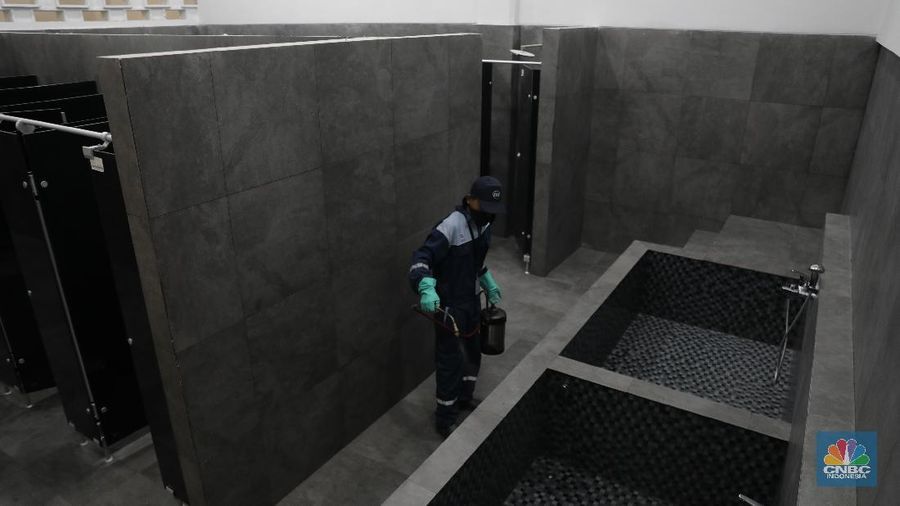 Penyemprotan disinfektan dilakukan agar mencegah penularan virus corona di area SUGBK.