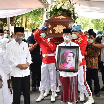 Dari Emma Watson Sampai Penampakan 40 Ton Alkes dari China