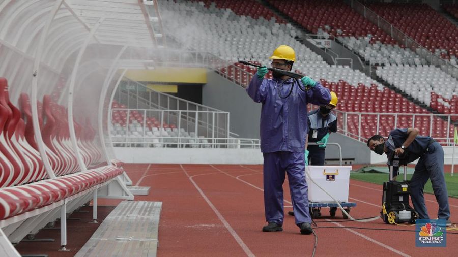 Penyemprotan Disinfektan di Stadion SUGBK (CNBC Indonesia/Tri Susilo)