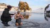 Teknik pernapasan adalah salah satu cara dalam Metode Wim Hof, metode berendam dalam es untuk kesehatan yang dinamai dari sosok atlet asal Belanda. (Halldor KOLBEINS / AFP)