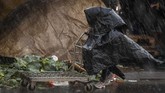Sementara Afrika Selatan mencabut hampir 10 ribu visa bagi WN China dan Iran serta mencabut aturan bebas visa bagi warga Italia dan Amerika Serikat. (AP Photo/Themba Hadebe)