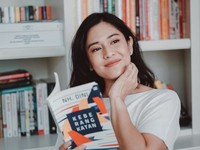 Baca Buku di Toilet Ala Dian Sastro, Beneran Bagus?