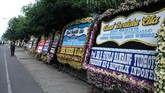 Karangan bunga ucapan bela sungkawa atas wafatnya ibunda Presiden Joko Widodo, Sujiatmi Notomiharjo berjajar di rumah duka Sumber, Banjarsari, Solo, Jawa Tengah. (ANTARA FOTO/Maulana Surya/ama).