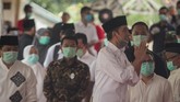 Presiden Jokowi menyapa pelayat usai mengikuti prosesi pemakaman almarhum ibundanya di komplek pemakaman keluarga Dukuh Mandu. (ANTARA FOTO/Mohammad Ayudha/hp.).