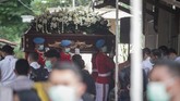 Peti jenazah almarhum Ibunda Presiden Jokowi digotong menuju liang lahat di komplek pemakaman keluarga di Dukuh Mandu. (ANTARA FOTO/Mohammad Ayudha/hp.).