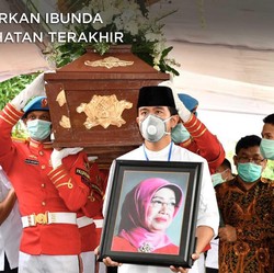 Penuh Haru, Momen Pemakaman Ibunda Presiden Jokowi