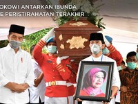 Penuh Haru, Momen Pemakaman Ibunda Presiden Jokowi