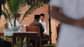 Presiden Jokowi menemui pelayat di rumah duka, Sumber, Banjarsari, Solo, Jawa Tengah. (ANTARA FOTO/Maulana Surya/hp).