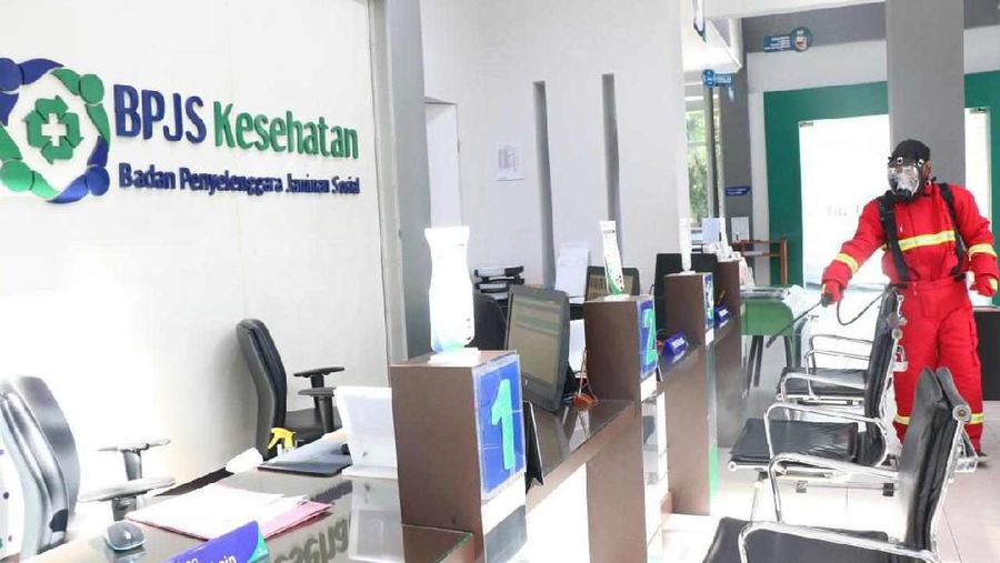 Untuk menjaga kondisi lingkungan aman dari paparan Virus Corona (Covid-19), BPJS Kesehatan Cabang Palangka Raya lakukan penyemprotan cairan disinfektan di area pelayanan peserta dan ruang kerja. (BPJS Kesehatan)