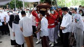 Presiden Jokowi beserta keluarga menjalani Tradisi Brobosan dengan memutari peti jenazah dalam rangkaian prosesi pemakaman ibundanya, Sujiatmi Notomiharjo. (ANTARA FOTO/Maulana Surya/hp.).