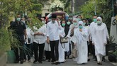 Selesai salat jenazah, Presiden Jokowi dan rombongan kembali ke rumah duka sebelum prosesi pemakaman. (ANTARA FOTO/Maulana Surya/hp).
