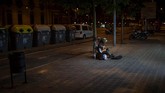 Sedangkan di Barcelona, pemerintah menyulap bangunan bekas sekolah menjadi penampungan tunawisma. (AP Photo/Emilio Morenatti)