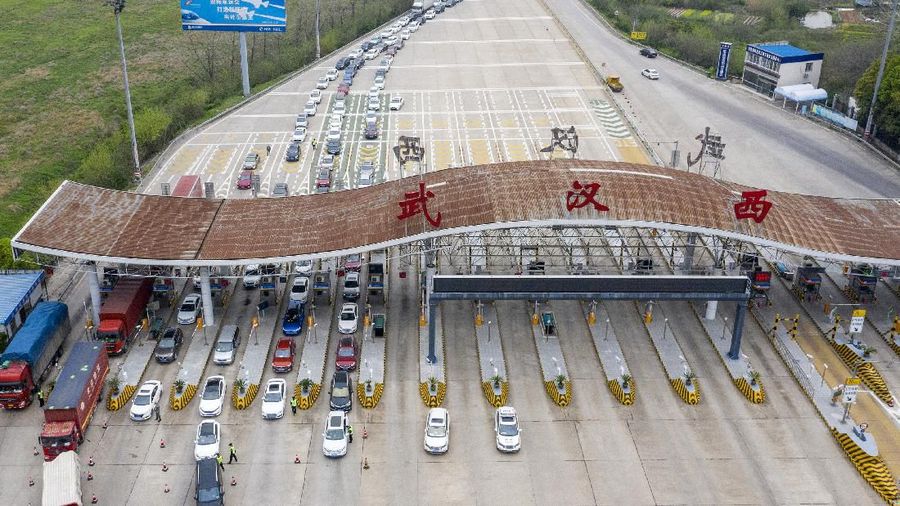 Beberapa stasiun kereta api dan layanan bis dibuka kembali di Provinsi Hubei China.